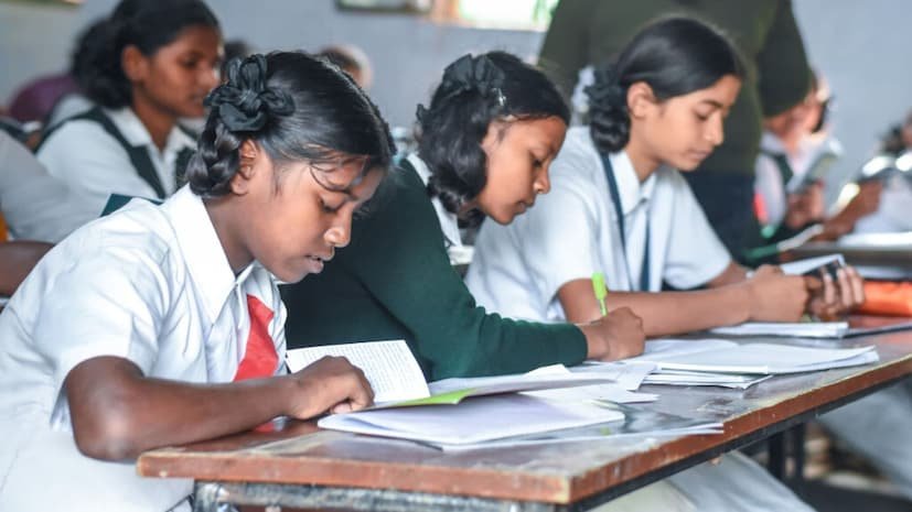 Summer Holidays 2026: విద్యార్థులకు అలర్ట్.. వారికి జూన్ 1 నుంచే క్లాసులు.. క్లారిటీ ఇచ్చిన తెలుగు రాష్ట్రాల ప్రభుత్వాలు |